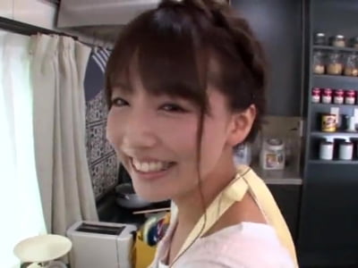 料理中にイチャイチャしたらフェラ抜きしてくれるラブラブ彼女美少女フェラ三上悠亜のアダルト動画