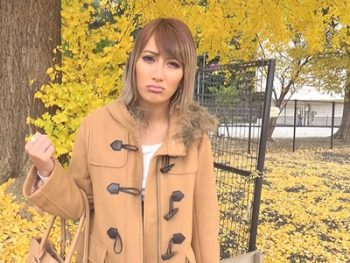 修学旅行の夜に同級生と一緒にAV鑑賞→発情しちゃってそのままハメちゃう神展開に！巨乳フェラ小倉ゆずのポルノ動画