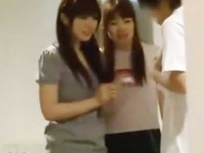 M男を誘惑しおチンポを要求する淫乱美少女達ｗ美少女M男3Pのアダルト動画