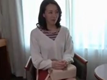 インタビューと称して連れ込んだ素人妻に中出し放題！素人人妻熟女中出しのエロ動画