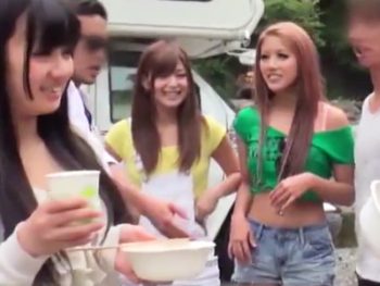 バーベキュー中にノリのいいギャル軍団を発見→ほろ酔い状態で青姦6P乱交パーティーｗ巨乳ギャル顔射乱交露出のアダルト動画