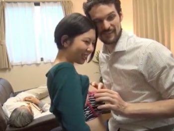 ホームステイ中の留学生チンポにマジイキする母親と娘女子校生美少女痴女人妻中出しオナニー3Pのエロ動画