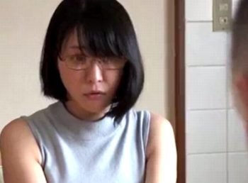 思春期息子は母の不倫現場を見てしまった…他人棒でイキ狂う姿を忘れられずに自らも近親相姦！巨乳人妻めがねハメ撮り近親相姦のアダルト動画