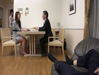 美人妻が息子の立派なチンポ見て興奮し夫の隣でバレないように近親相姦ハメ！痴女人妻熟女顔射フェラ近親相姦のアダルト動画