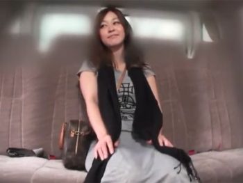 ナンパで捕まえた素人の美人妻が押しに負けて→即日中出しパコ素人人妻中出しナンパのアダルト動画