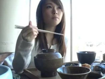 関西弁のビッチそうな素人妻をナンパして中出し巨乳素人人妻中出しのアダルト動画