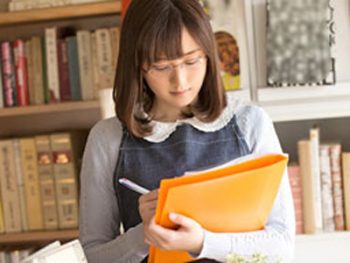 文学部の真面目そうなJDがウブカワAVデビュー！美少女めがねデビュー作のエロ動画