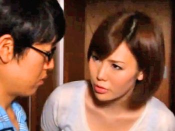 息子チンポに自ら痴女って中出し近親相姦に持ち込むビッチママ巨乳痴女人妻中出し近親相姦のポルノ動画