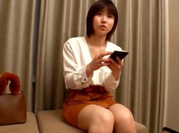 女性用デリヘルに興奮する美少女がイケメンにテンション上げてたっぷり中出しｗ素人美少女中出しのアダルト動画