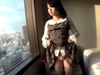 童顔な見た目によらず乳首を摘ままれただけで感じる敏感素人素人美少女ハメ撮りナンパのアダルト動画