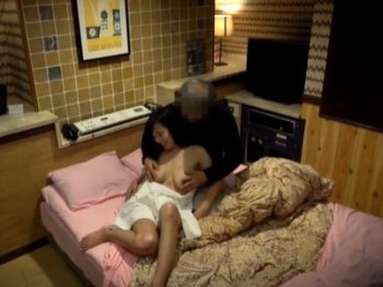 地方のラブホ盗撮が流出か！？白髪交じりのおじさんがまだまだ現役を見せつけて素人妻と本番プレ...