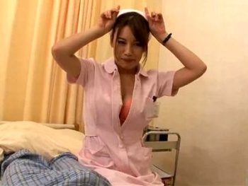エロ本読んでいた患者にそれなら自分でと身体を差し出す天使ナース痴女看護婦のアダルト動画
