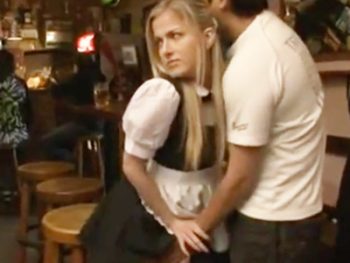 外国のバーで出会ったパイパン白人のウエイトレスに中出しする日本人客巨乳お姉さん中出しの無料ポルノ動画
