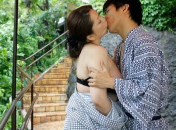 娘夫婦の仲を気にする母親→仲を取り戻すために提案した家族旅行で…まさかの義母とｗ巨乳痴女人妻熟女近親相姦加山なつこのアダルト動画