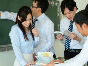 清楚で真面目な女教師が生徒たちに奴隷化され…旦那を裏切って乱交パコ巨乳女教師人妻めがね乱交...