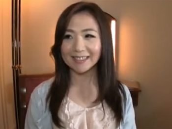 いまだに若々しい雰囲気の熟女妻が相性抜群のチンポで→マジイキ連発人妻熟女のアダルト動画