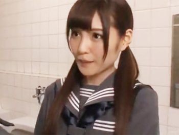 おっさんを公衆トイレに連れ込みセックスを強要する痴女JK女子校生美少女痴女露出のアダルト動画