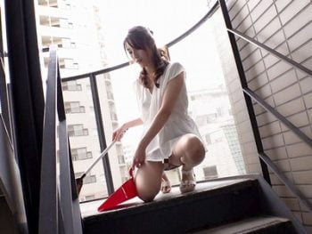 いつもノーブラ＆パンチラ！窓全開でオナニーしてる淫乱奥様に発情止められずNTRパコ痴女人妻森沢かなのアダルト動画