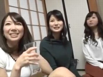 色気ムンムンな人妻達の飲み会で中出し乱交に発展！巨乳お姉さん人妻中出し乱交のアダルト動画