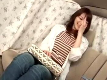 子持ちだけど美人な素人妻が…卑猥な黒下着をめくって不倫NTR素人人妻ナンパの無料アダルト動画