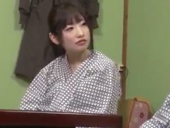 家族旅行中に親に隠れて巨乳な妹とこっそりナマ近親相姦！巨乳美少女中出し近親相姦のエロ動画