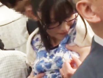 おとなしそうなメガネ女子こそ痴漢されて中出しされるから気を付けて‥お姉さんめがね中出しレイプ痴漢のエロ動画