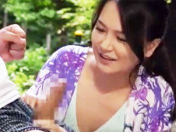 キャンプ場で勃起が収まらなくなった青年とパコる三十路奥様巨乳人妻盗撮露出のエッチな動画