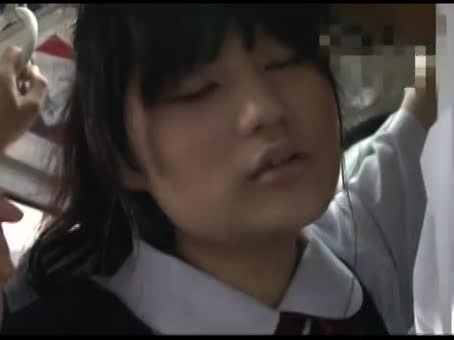 満員のバス内でパイパンの可愛いポニテ女子校生に痴漢素人女子校生美少女痴漢のアダルト動画