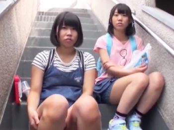 無垢なJ〇のロリまんこに肉棒をねじ込み処女喪失と同時に中出しセックス！美少女パイパン中出しハメ撮りレイプ3P露出のアダルト動画