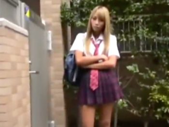 ギャルJKが公衆トイレでフェラ抜き円光女子校生ギャルフェラの無料ポルノ動画
