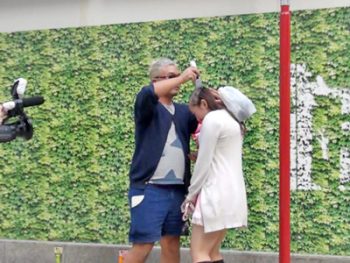 地下アイドルがCD売れなかった反省として剃毛プレイ巨乳素人お姉さんのエッチ動画