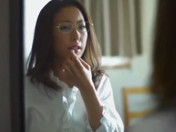 いつもは強気のメガネ上司が…不倫関係に溺れていく様人妻OLめがねのエロ動画