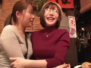 めがねの真面目女子そうに見えて飲み屋でフェラ始める変態娘お姉さん痴女めがね深田えいみのアダルト動画