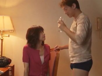 フェロモン駄々漏れの熟女妻が数年ぶりのチンポを前に雌性全開人妻熟女ぶっかけの無料アダルト動画