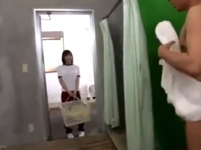 体操着姿の女子マネとシャワー室で秘密のパコ女子校生美少女コスプレ顔射の無料ポルノ動画