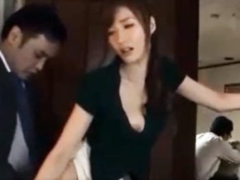 不倫性交の快楽にドハマりした人妻が刺激を求めて旦那がいる傍で不貞行為人妻顔射フェラのエッチな動画