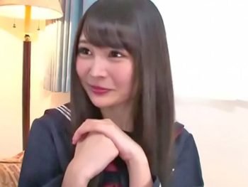 ウリをするうようにはとても見えない清純そうな女学生と中出し性交女子校生美少女コスプレパイパ...