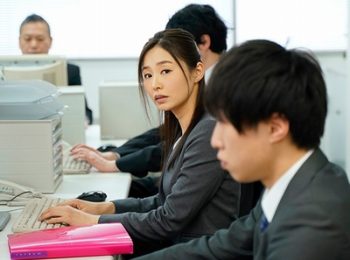 終電を逃して…いつも綺麗な上司の家に泊まることになり朝までSEX！OL夏目彩春のAV無料動画