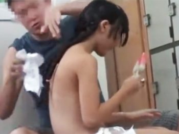 日焼け跡くっきりの少女が男湯で繰り返しレイプされるパイパン顔射レイプのアダルト動画