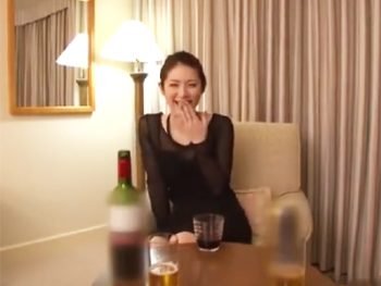 上品な美人妻が快楽求めて不倫懇願！久々チンポに大興奮素人人妻顔射ハメ撮りの無料アダルト動画