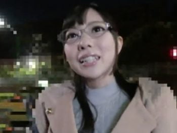 地味な雰囲気のメガネっ娘は隠れ巨乳！ギンギンチンポねじ込み中出しハメ！巨乳めがね中出しの無料ポルノ動画