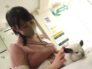 ハメ撮り前にペットショップでイチャラブデート！ウサギよりもおっぱいが気になる素人と個人撮影巨乳素人美少女ハメ撮りのアダルト動画