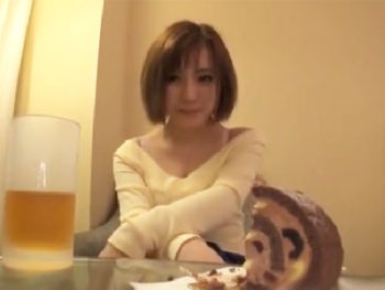 ナンパで捕まえた素人美女の綺麗なパイパンマンコに我慢できず無許可で中出し素人美少女お姉さん中出しナンパの無料アダルト動画