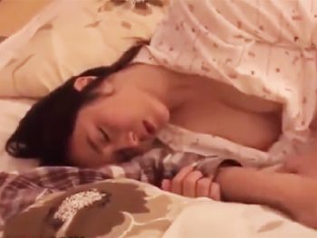 横でこんなお姉さんがノーブラで寝てたら襲ってしまうのも無理はないｗ巨乳お姉さんのアダルト動画
