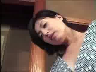 親子水入らず、宿泊先で抱き合う禁断の近親相姦セックス旅行素人お姉さん人妻熟女の無料エロ動画