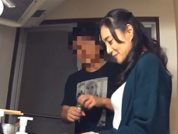 年下男に襲われてメロメロで中出し受け入れる美熟女素人痴女熟女中出し盗撮のAVエロ動画