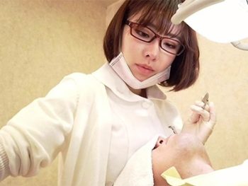 患者を欲情させる歯科助手！まわりにバレないようコッソリ挿入して何度も膣アクメｗ美少女痴女めがね盗撮のアダルト動画