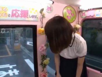 素股だけと聞いていたのにJD4年にぬるっと挿入して射精まで激ピストン素人お姉さんナンパのアダルト無料動画