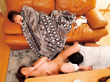 背徳感があるからこそ興奮する！可愛い妹の隣で何度もハメられ中出しされる姉！巨乳人妻中出し近...