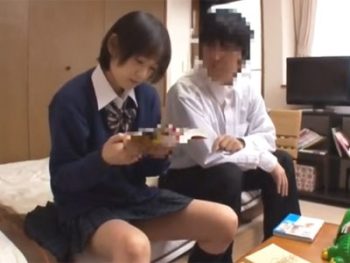 無防備な格好で漫画を読む美少女JKにムラついたので即ハメ中出し女子校生美少女中出しのアダルト動画